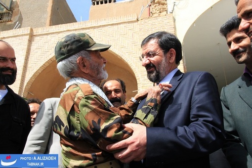 حضور دکتر محسن رضایی در مسجد جامع کاشمر(مصلای نماز جمعه شهر) و دیدار صمیمی با سرباز کهنه کار دفاع مقدس در صحن مصلا