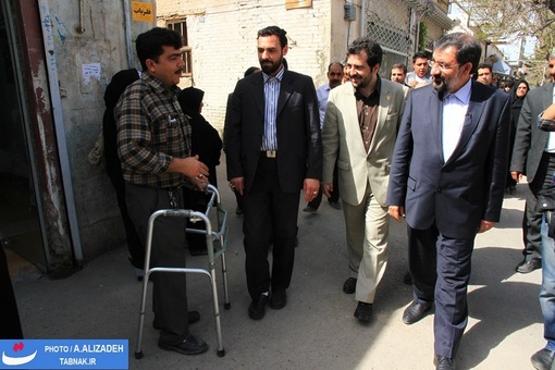 پیاده روی دکتر محسن رضایی در یکی از خیابانهای شهر کاشمر و دیدار با مردم